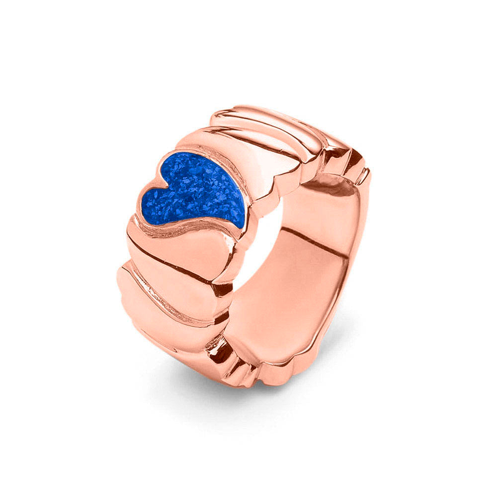 Ring 12 mm uit onze serie gedenksieraden, waar aan de bovenzijde zichtbaar as of haar verwerkt wordt in een hartje. Blue