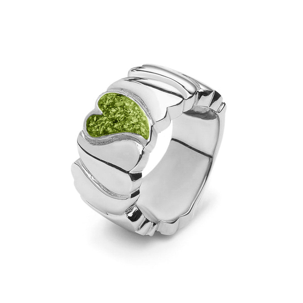 Ring 12 mm uit onze serie gedenksieraden, waar aan de bovenzijde zichtbaar as of haar verwerkt wordt in een hartje. Green