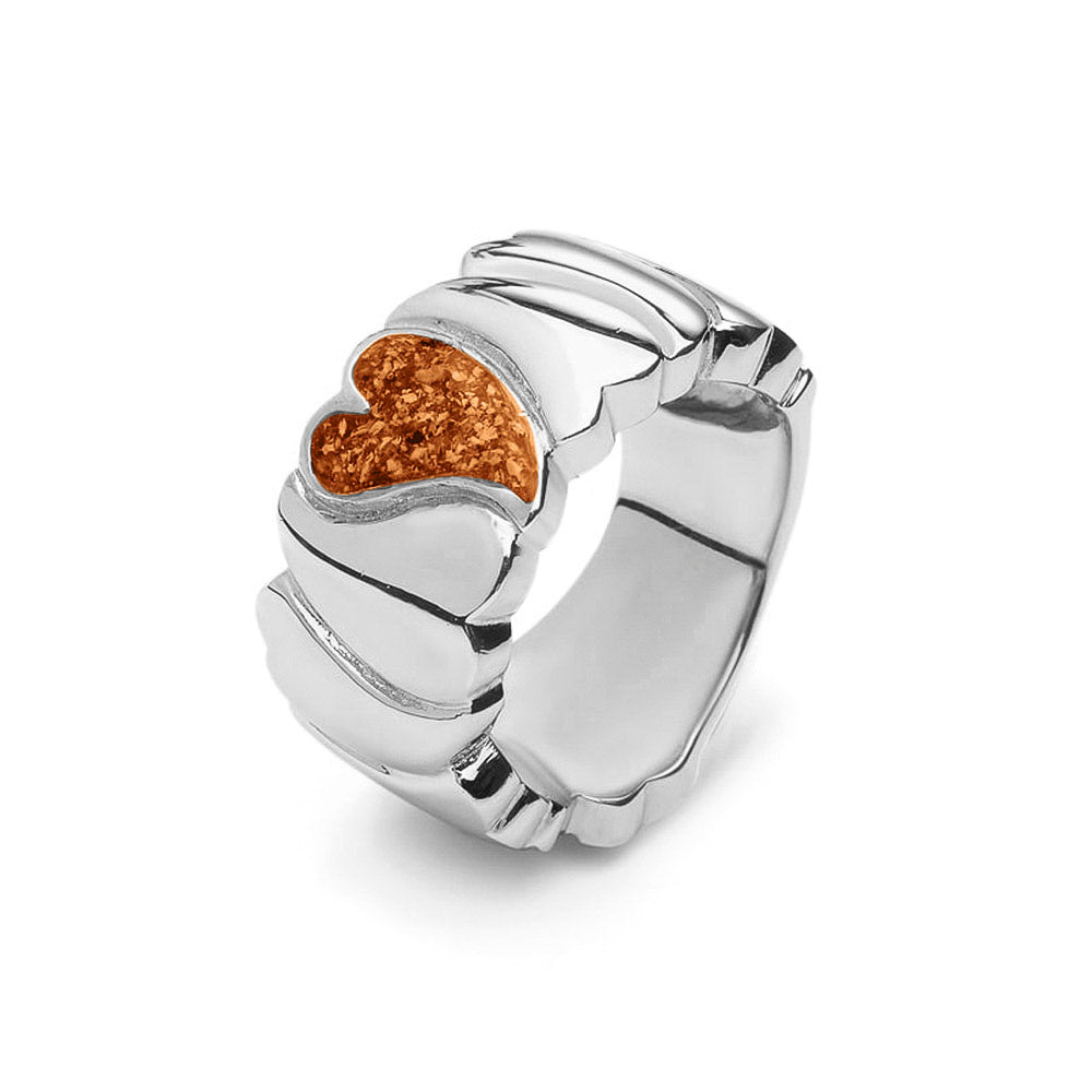 Ring 12 mm uit onze serie gedenksieraden, waar aan de bovenzijde zichtbaar as of haar verwerkt wordt in een hartje. Orange