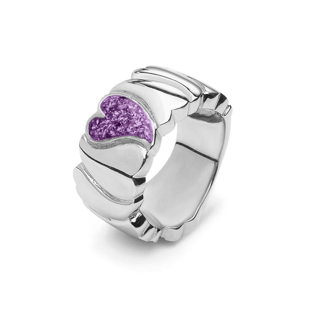 Ring 12 mm uit onze serie gedenksieraden, waar aan de bovenzijde zichtbaar as of haar verwerkt wordt in een hartje. Purple