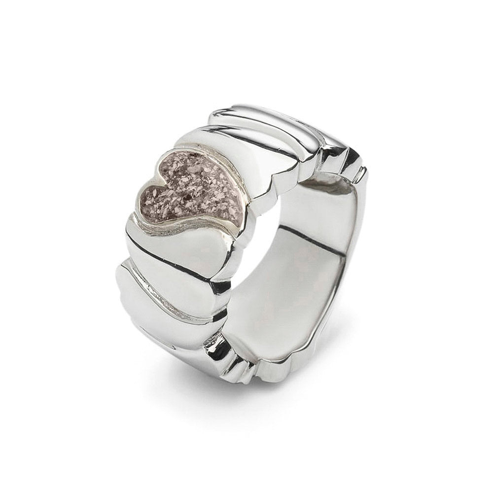 Ring 12 mm uit onze serie gedenksieraden, waar aan de bovenzijde zichtbaar as of haar verwerkt wordt in een hartje. Silver