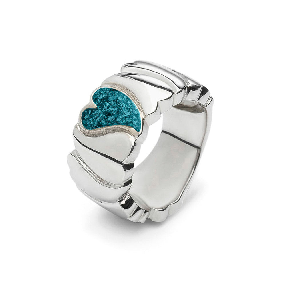 Ring 12 mm uit onze serie gedenksieraden, waar aan de bovenzijde zichtbaar as of haar verwerkt wordt in een hartje. Turquoise