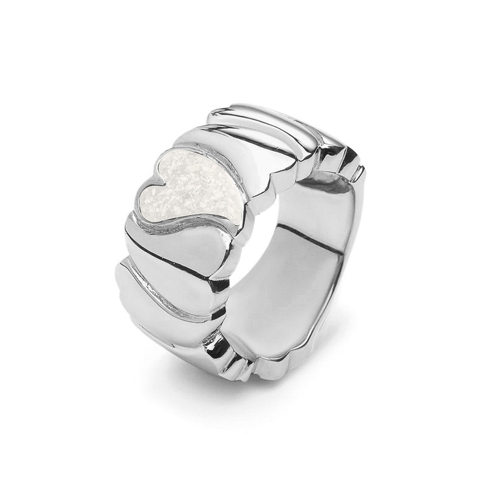 Ring 12 mm uit onze serie gedenksieraden, waar aan de bovenzijde zichtbaar as of haar verwerkt wordt in een hartje. White