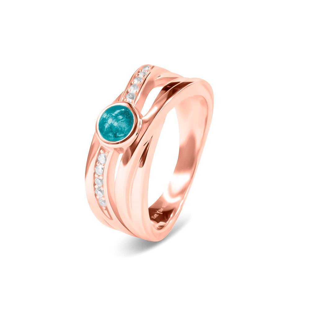 Gedenksieraad, creatieve ring 9 mm breed waar aan de bovenzijde zichtbaar as of haar verwerkt wordt in een deel van de ringband, een andere band is gezet met zirkonia's of diamanten naar keuze. Aqua