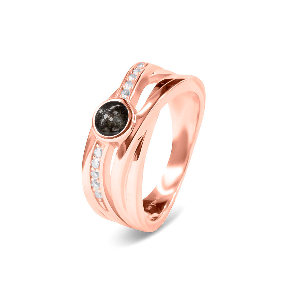 Gedenksieraad, creatieve ring 9 mm breed waar aan de bovenzijde zichtbaar as of haar verwerkt wordt in een deel van de ringband, een andere band is gezet met zirkonia's of diamanten naar keuze. Black
