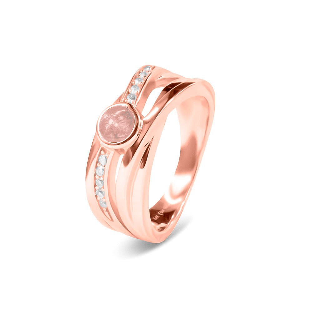 Gedenksieraad, creatieve ring 9 mm breed waar aan de bovenzijde zichtbaar as of haar verwerkt wordt in een deel van de ringband, een andere band is gezet met zirkonia's of diamanten naar keuze. Blush