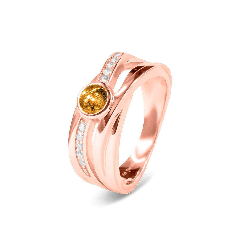 Gedenksieraad, creatieve ring 9 mm breed waar aan de bovenzijde zichtbaar as of haar verwerkt wordt in een deel van de ringband, een andere band is gezet met zirkonia's of diamanten naar keuze. Gold