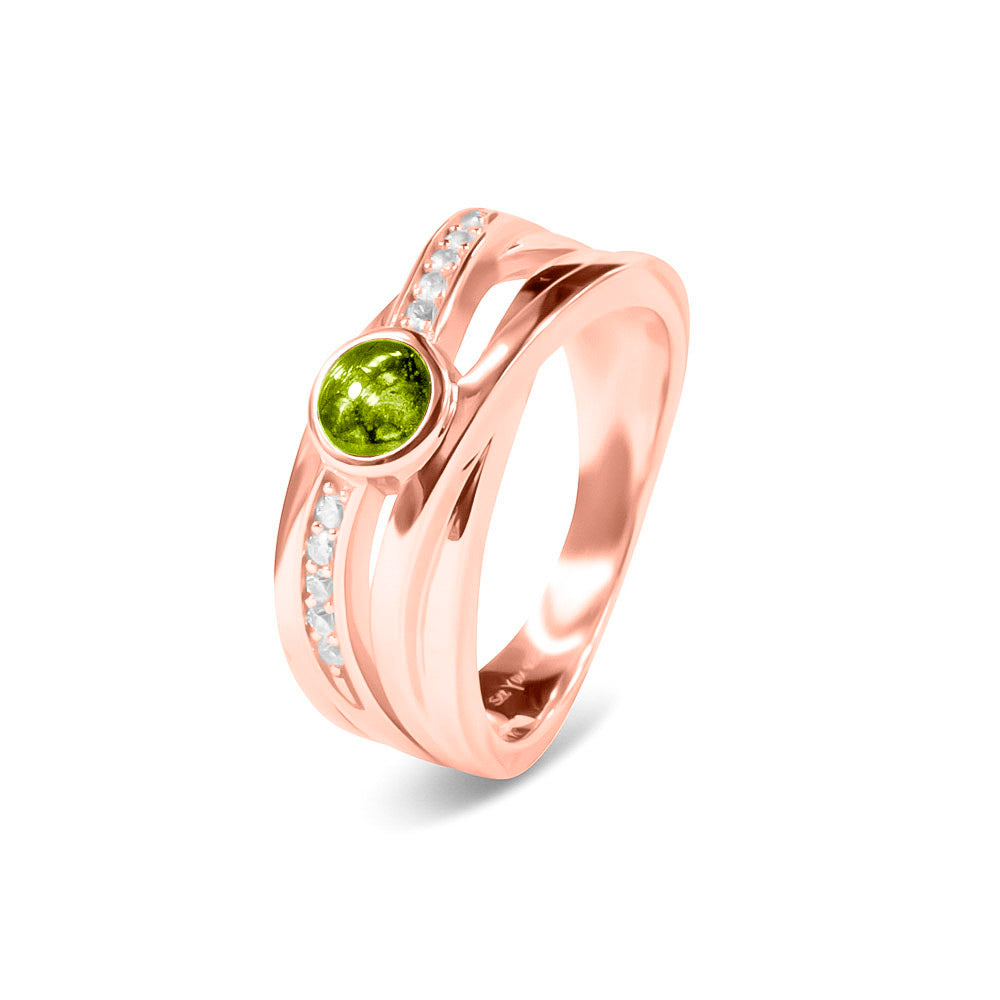 Gedenksieraad, creatieve ring 9 mm breed waar aan de bovenzijde zichtbaar as of haar verwerkt wordt in een deel van de ringband, een andere band is gezet met zirkonia's of diamanten naar keuze. Green