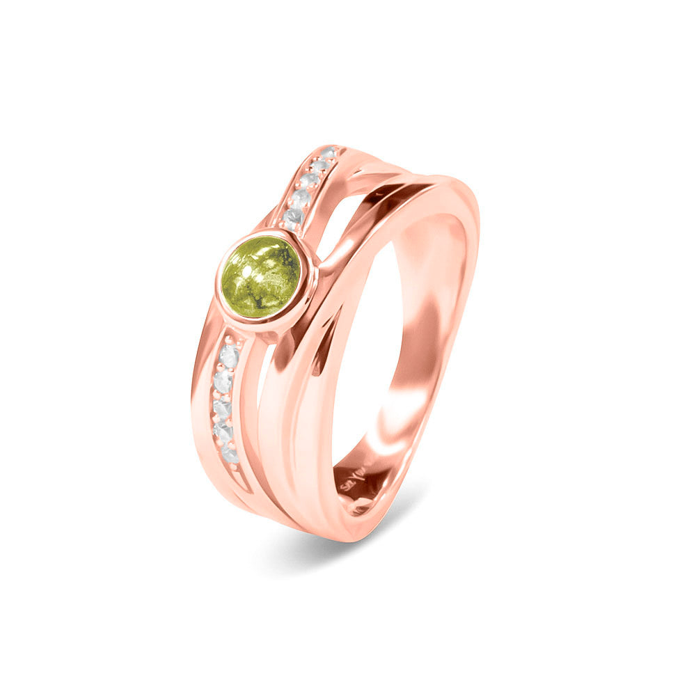 Gedenksieraad, creatieve ring 9 mm breed waar aan de bovenzijde zichtbaar as of haar verwerkt wordt in een deel van de ringband, een andere band is gezet met zirkonia's of diamanten naar keuze. Olive