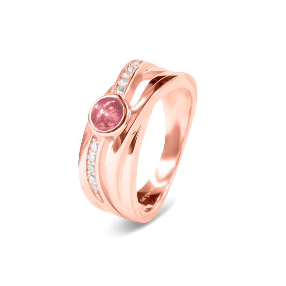 Gedenksieraad, creatieve ring 9 mm breed waar aan de bovenzijde zichtbaar as of haar verwerkt wordt in een deel van de ringband, een andere band is gezet met zirkonia's of diamanten naar keuze. Soft