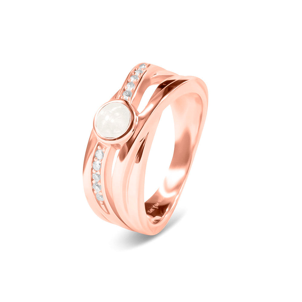 Gedenksieraad, creatieve ring 9 mm breed waar aan de bovenzijde zichtbaar as of haar verwerkt wordt in een deel van de ringband, een andere band is gezet met zirkonia's of diamanten naar keuze. White