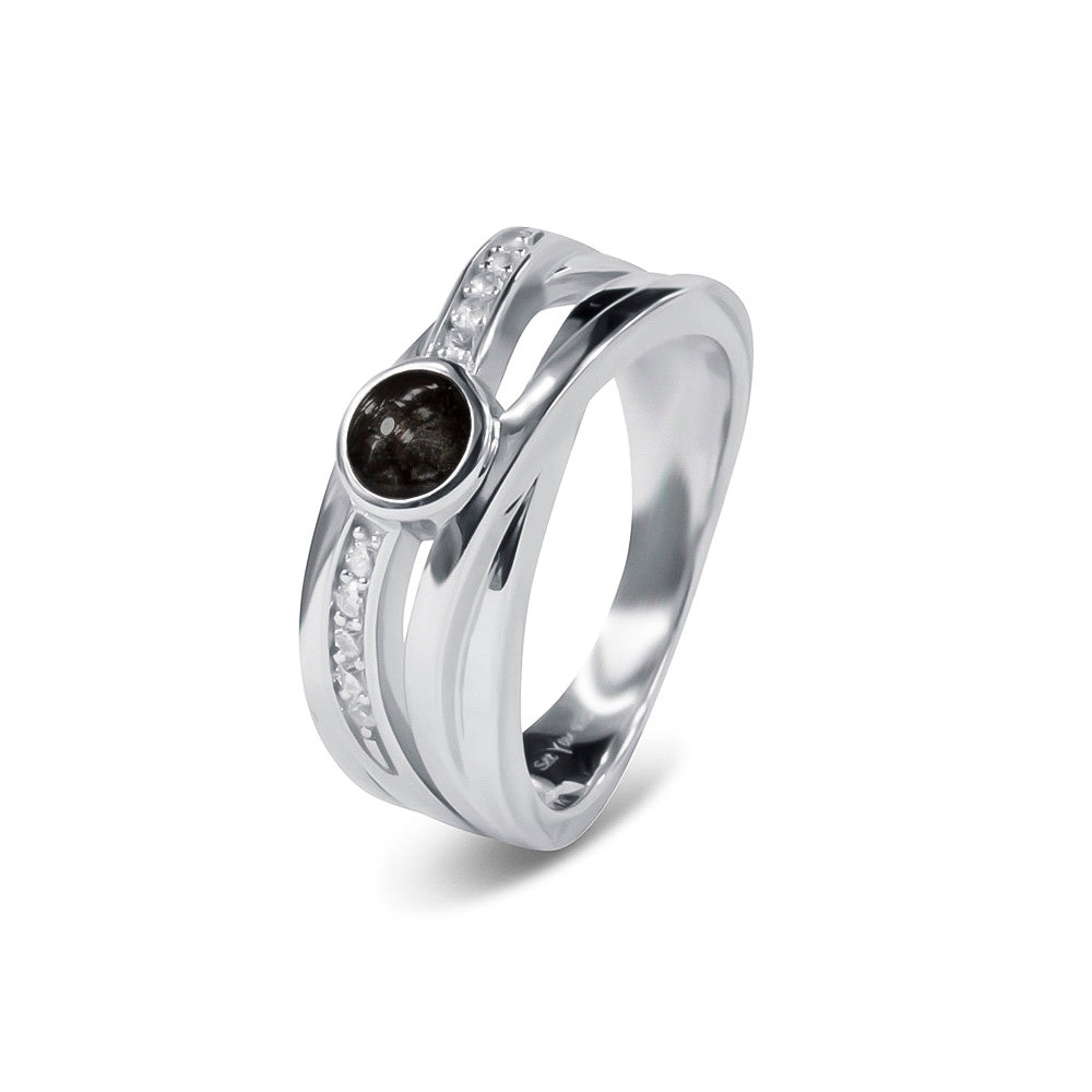 Gedenksieraad, creatieve ring 9 mm breed waar aan de bovenzijde zichtbaar as of haar verwerkt wordt in een deel van de ringband, een andere band is gezet met zirkonia's of diamanten naar keuze. Black