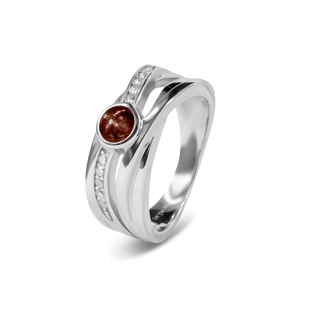Gedenksieraad, creatieve ring 9 mm breed waar aan de bovenzijde zichtbaar as of haar verwerkt wordt in een deel van de ringband, een andere band is gezet met zirkonia's of diamanten naar keuze. Brown