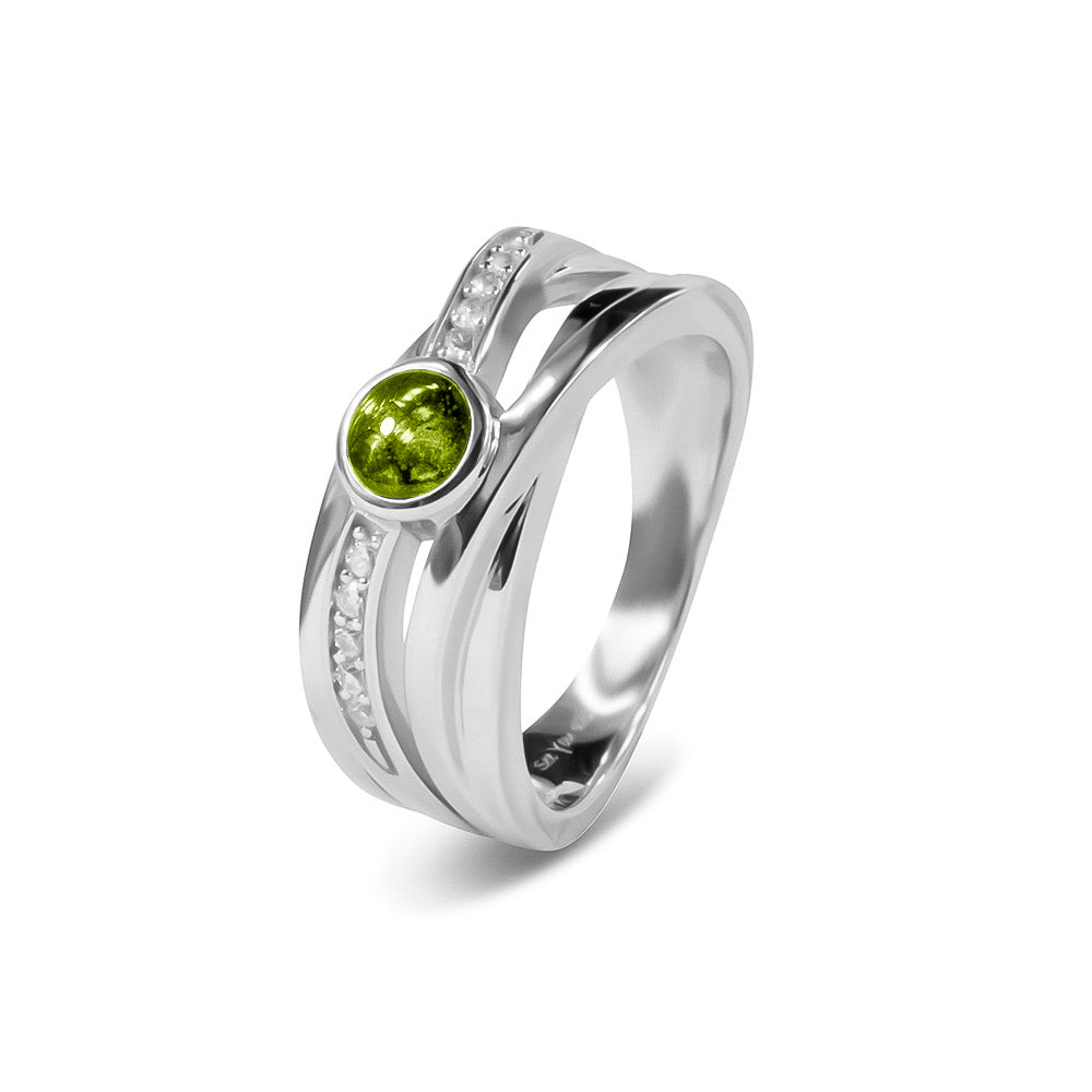 Gedenksieraad, creatieve ring 9 mm breed waar aan de bovenzijde zichtbaar as of haar verwerkt wordt in een deel van de ringband, een andere band is gezet met zirkonia's of diamanten naar keuze. Green