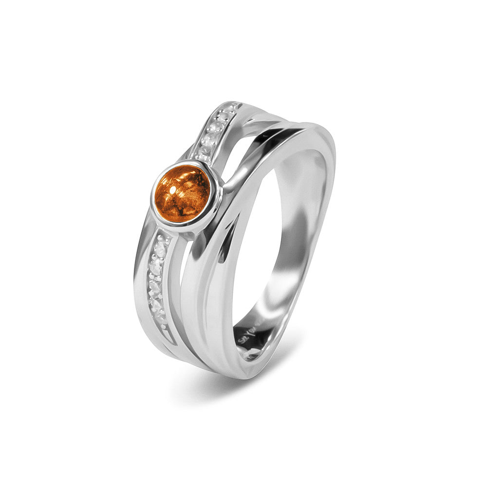 Gedenksieraad, creatieve ring 9 mm breed waar aan de bovenzijde zichtbaar as of haar verwerkt wordt in een deel van de ringband, een andere band is gezet met zirkonia's of diamanten naar keuze. Orange