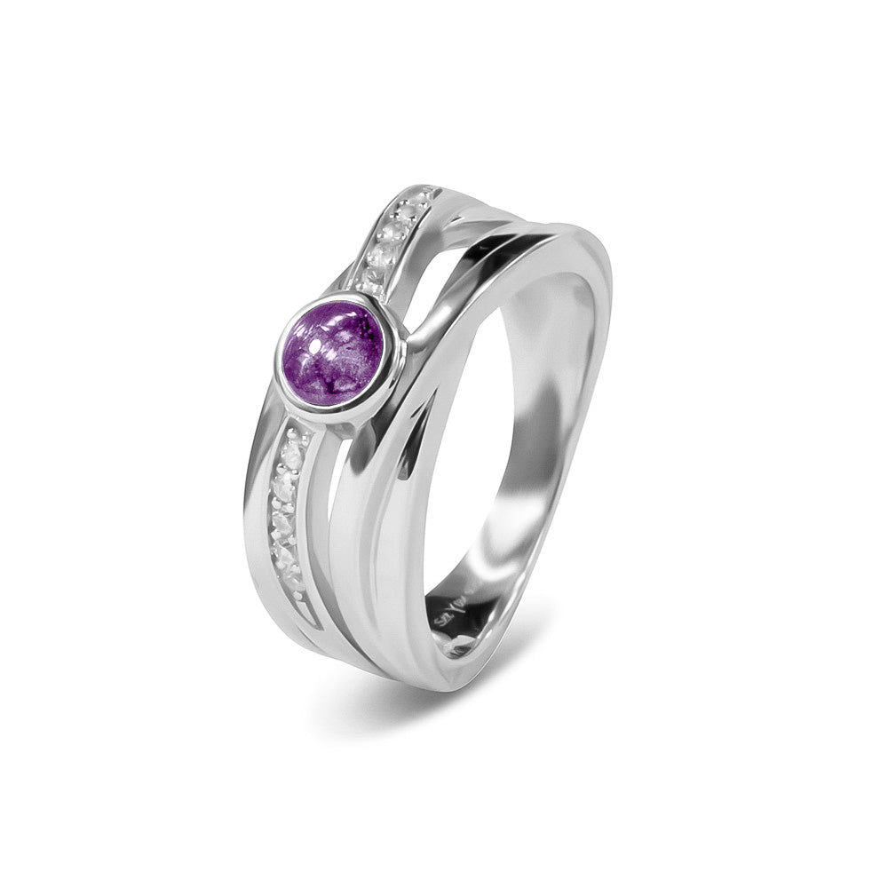 Gedenksieraad, creatieve ring 9 mm breed waar aan de bovenzijde zichtbaar as of haar verwerkt wordt in een deel van de ringband, een andere band is gezet met zirkonia's of diamanten naar keuze. Purple