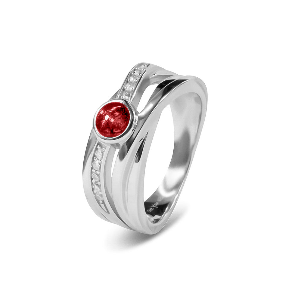 Gedenksieraad, creatieve ring 9 mm breed waar aan de bovenzijde zichtbaar as of haar verwerkt wordt in een deel van de ringband, een andere band is gezet met zirkonia's of diamanten naar keuze. Red