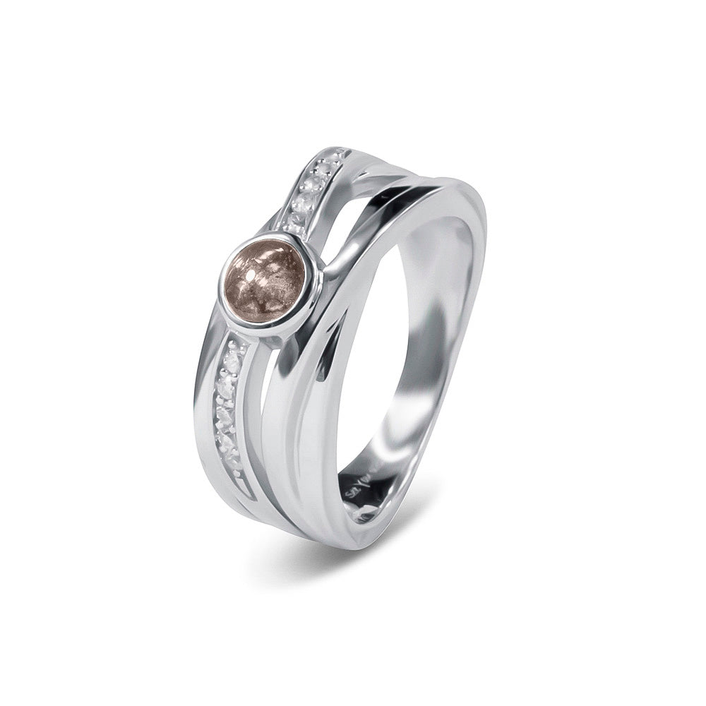 Gedenksieraad, creatieve ring 9 mm breed waar aan de bovenzijde zichtbaar as of haar verwerkt wordt in een deel van de ringband, een andere band is gezet met zirkonia's of diamanten naar keuze. Silver