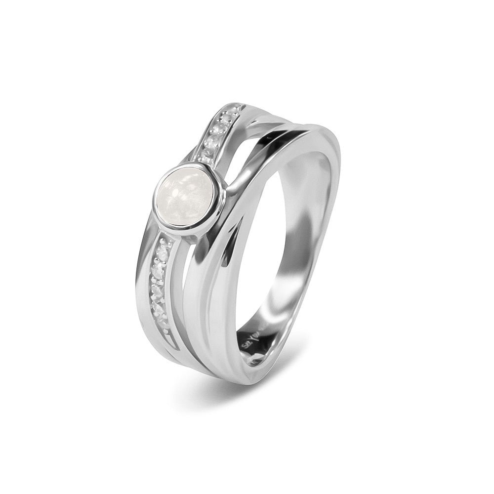 Gedenksieraad, creatieve ring 9 mm breed waar aan de bovenzijde zichtbaar as of haar verwerkt wordt in een deel van de ringband, een andere band is gezet met zirkonia's of diamanten naar keuze. White