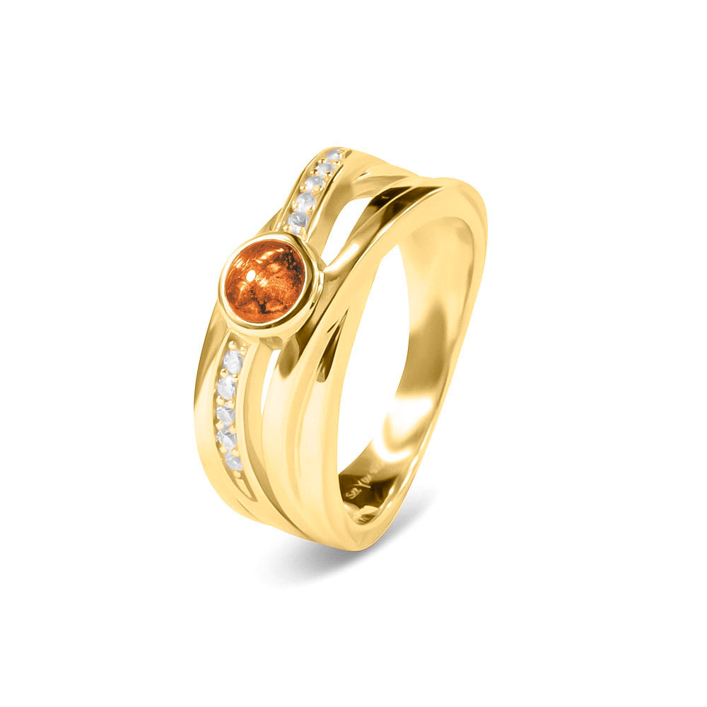 Gedenksieraad, creatieve ring 9 mm breed waar aan de bovenzijde zichtbaar as of haar verwerkt wordt in een deel van de ringband, een andere band is gezet met zirkonia's of diamanten naar keuze. Orange