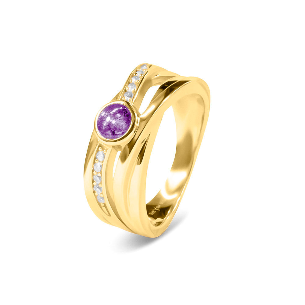 Gedenksieraad, creatieve ring 9 mm breed waar aan de bovenzijde zichtbaar as of haar verwerkt wordt in een deel van de ringband, een andere band is gezet met zirkonia's of diamanten naar keuze. Purple