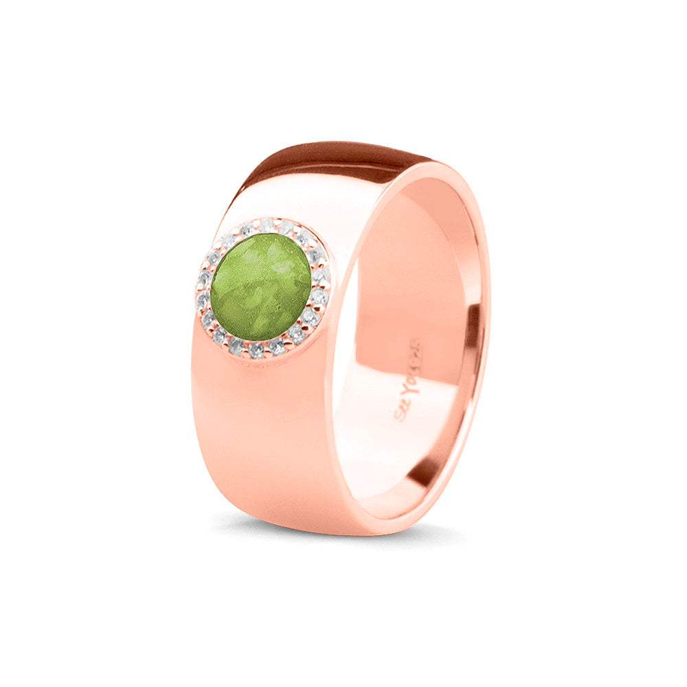 Gladde ring 8 mm uit onze serie gedenksieraden, waar aan de bovenzijde zichtbaar as of haar verwerkt wordt in een rondje, rondom gezet met zirkonia's of diamanten naar keuze. Green