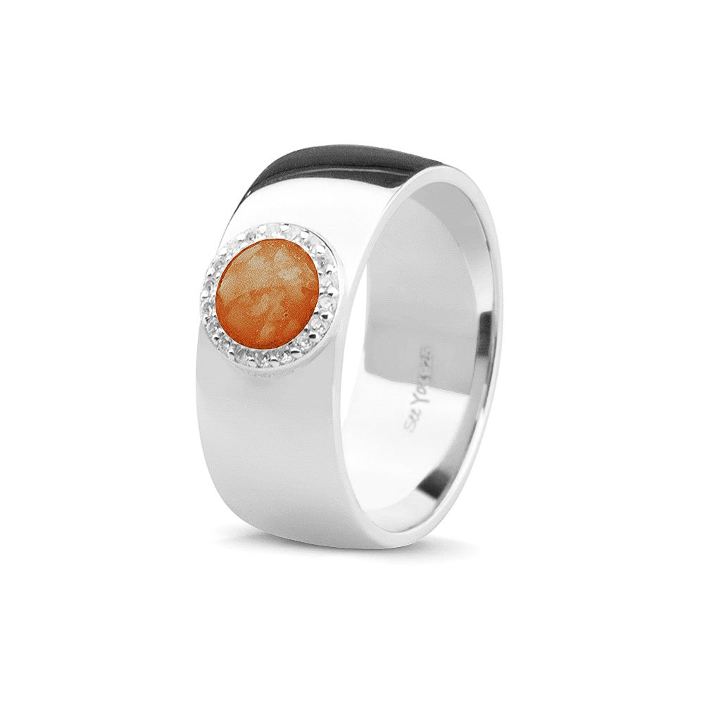 Gladde ring 8 mm uit onze serie gedenksieraden, waar aan de bovenzijde zichtbaar as of haar verwerkt wordt in een rondje, rondom gezet met zirkonia's of diamanten naar keuze. Orange