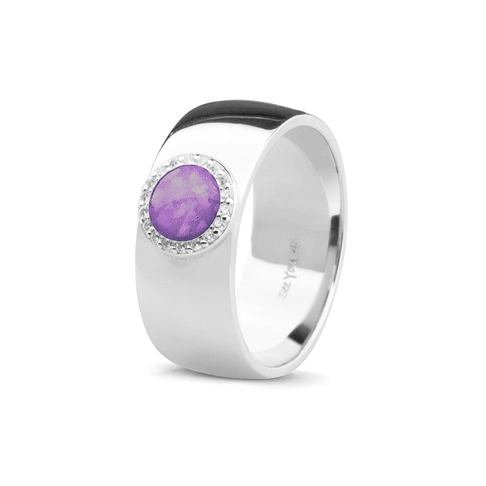 Gladde ring 8 mm uit onze serie gedenksieraden, waar aan de bovenzijde zichtbaar as of haar verwerkt wordt in een rondje, rondom gezet met zirkonia's of diamanten naar keuze. Purple
