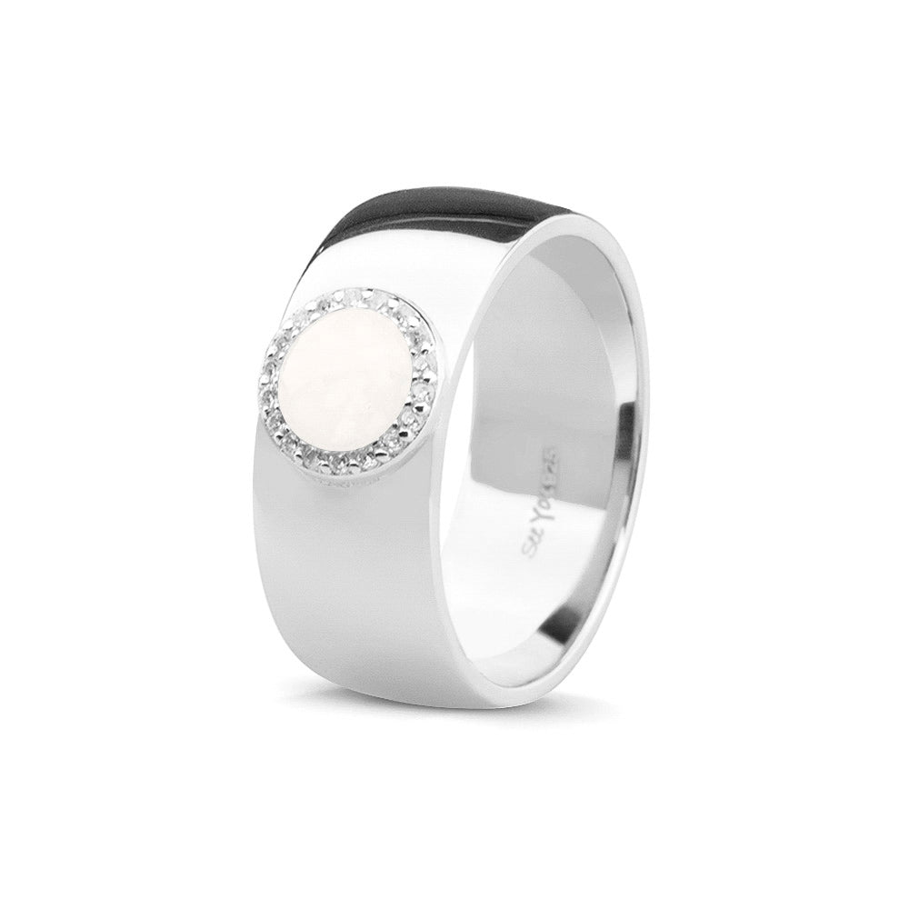 Gladde ring 8 mm uit onze serie gedenksieraden, waar aan de bovenzijde zichtbaar as of haar verwerkt wordt in een rondje, rondom gezet met zirkonia's of diamanten naar keuze. White