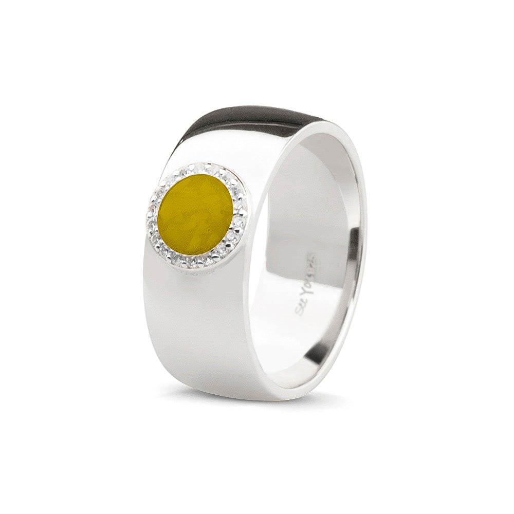 Gladde ring 8 mm uit onze serie gedenksieraden, waar aan de bovenzijde zichtbaar as of haar verwerkt wordt in een rondje, rondom gezet met zirkonia's of diamanten naar keuze. Yellow