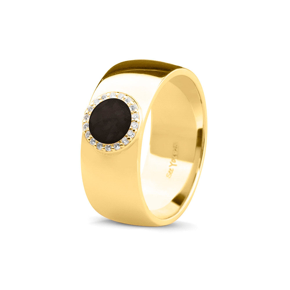 Gladde ring 8 mm uit onze serie gedenksieraden, waar aan de bovenzijde zichtbaar as of haar verwerkt wordt in een rondje, rondom gezet met zirkonia's of diamanten naar keuze. Black