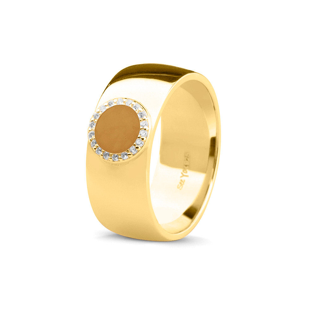 Gladde ring 8 mm uit onze serie gedenksieraden, waar aan de bovenzijde zichtbaar as of haar verwerkt wordt in een rondje, rondom gezet met zirkonia's of diamanten naar keuze. Gold