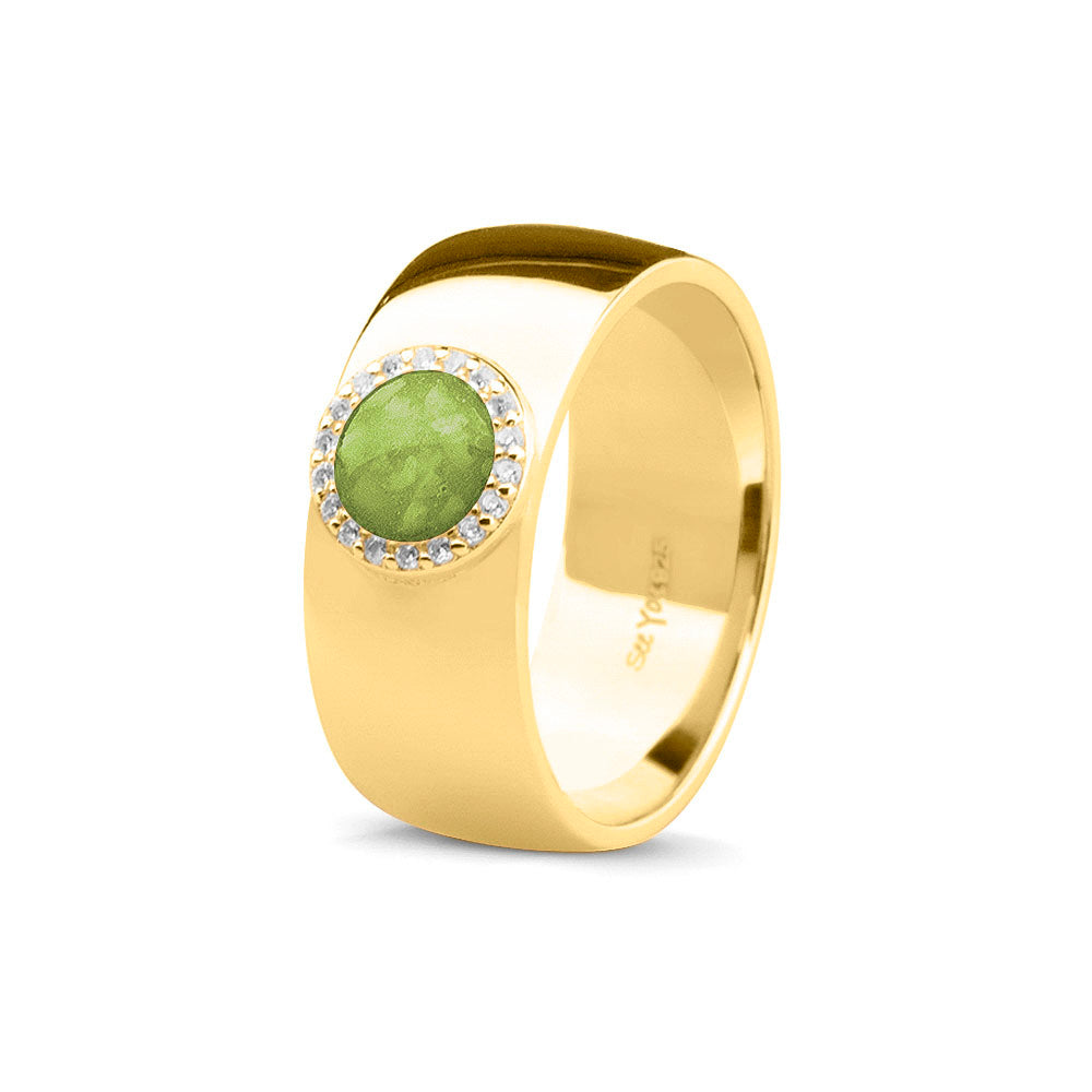 Gladde ring 8 mm uit onze serie gedenksieraden, waar aan de bovenzijde zichtbaar as of haar verwerkt wordt in een rondje, rondom gezet met zirkonia's of diamanten naar keuze. Green