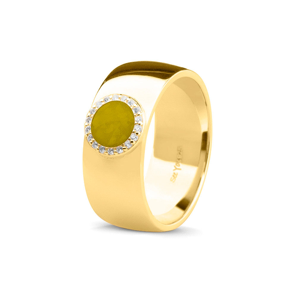 Gladde ring 8 mm uit onze serie gedenksieraden, waar aan de bovenzijde zichtbaar as of haar verwerkt wordt in een rondje, rondom gezet met zirkonia's of diamanten naar keuze. Yellow