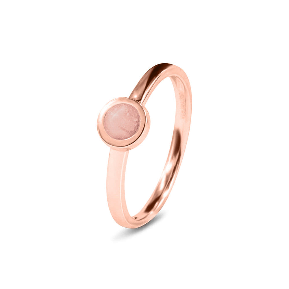 Diameter rondje: 6 mm, Ringband: 2 mm. Gedenksieraad, ring met een rondje er boven op , waar zichtbaar as of haar  in verwerkt wordt. Blush