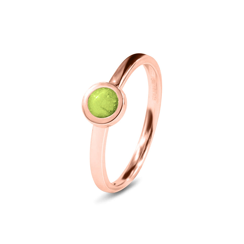 Diameter rondje: 6 mm, Ringband: 2 mm. Gedenksieraad, ring met een rondje er boven op , waar zichtbaar as of haar  in verwerkt wordt. Green