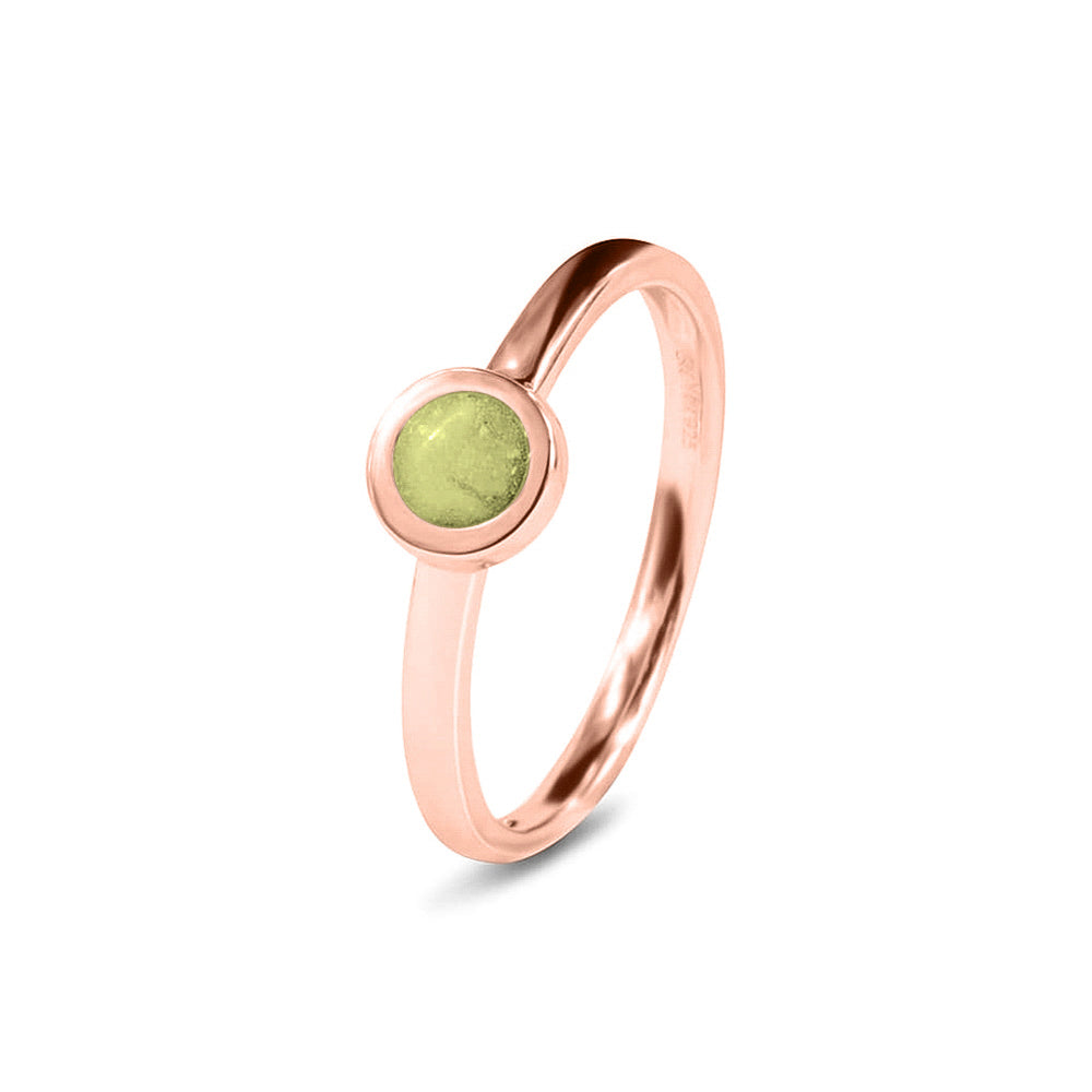 Diameter rondje: 6 mm, Ringband: 2 mm. Gedenksieraad, ring met een rondje er boven op , waar zichtbaar as of haar  in verwerkt wordt. Olive