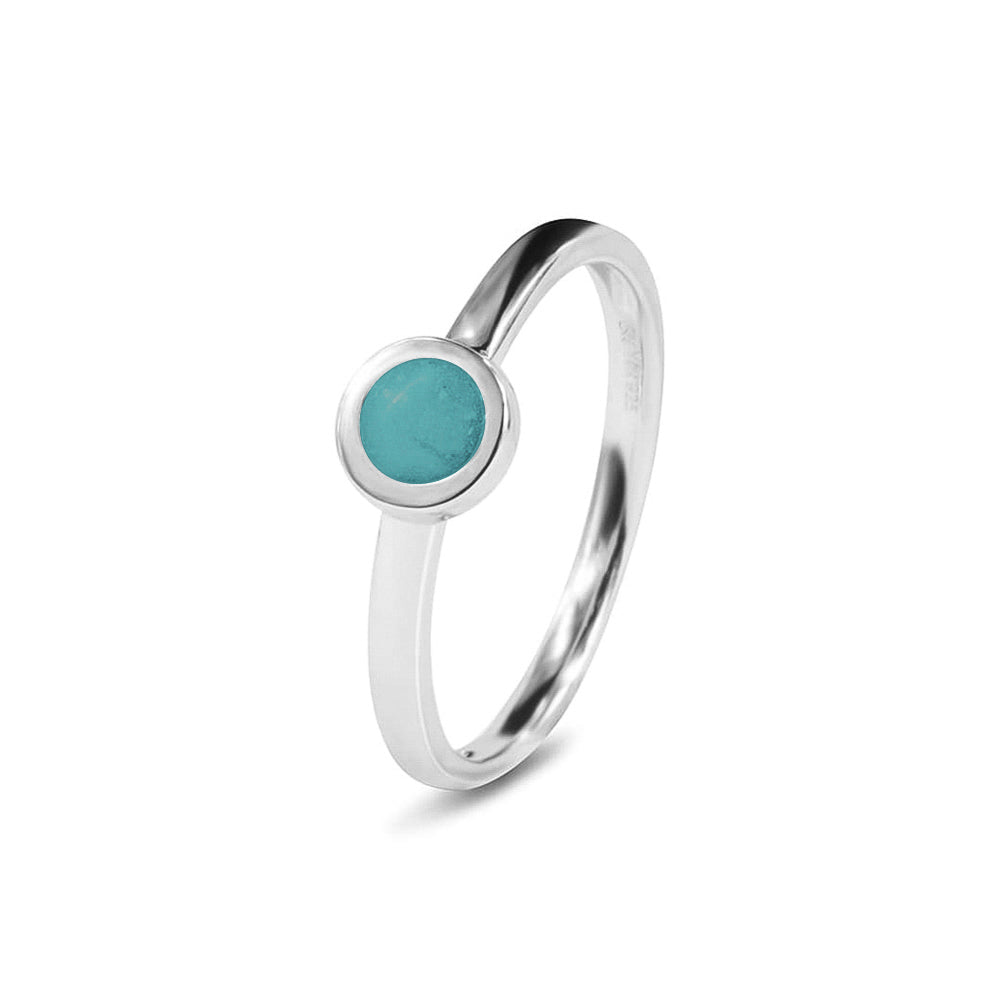 Diameter rondje: 6 mm, Ringband: 2 mm. Gedenksieraad, ring met een rondje er boven op , waar zichtbaar as of haar  in verwerkt wordt. Aqua