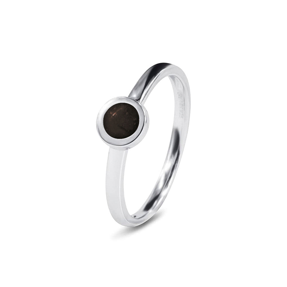 Diameter rondje: 6 mm, Ringband: 2 mm. Gedenksieraad, ring met een rondje er boven op , waar zichtbaar as of haar  in verwerkt wordt. Black