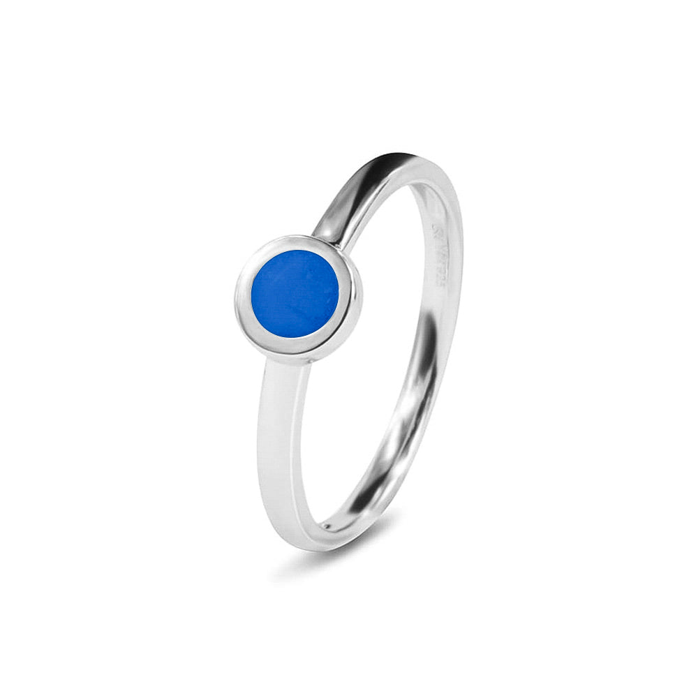 Diameter rondje: 6 mm, Ringband: 2 mm. Gedenksieraad, ring met een rondje er boven op , waar zichtbaar as of haar  in verwerkt wordt. Blue