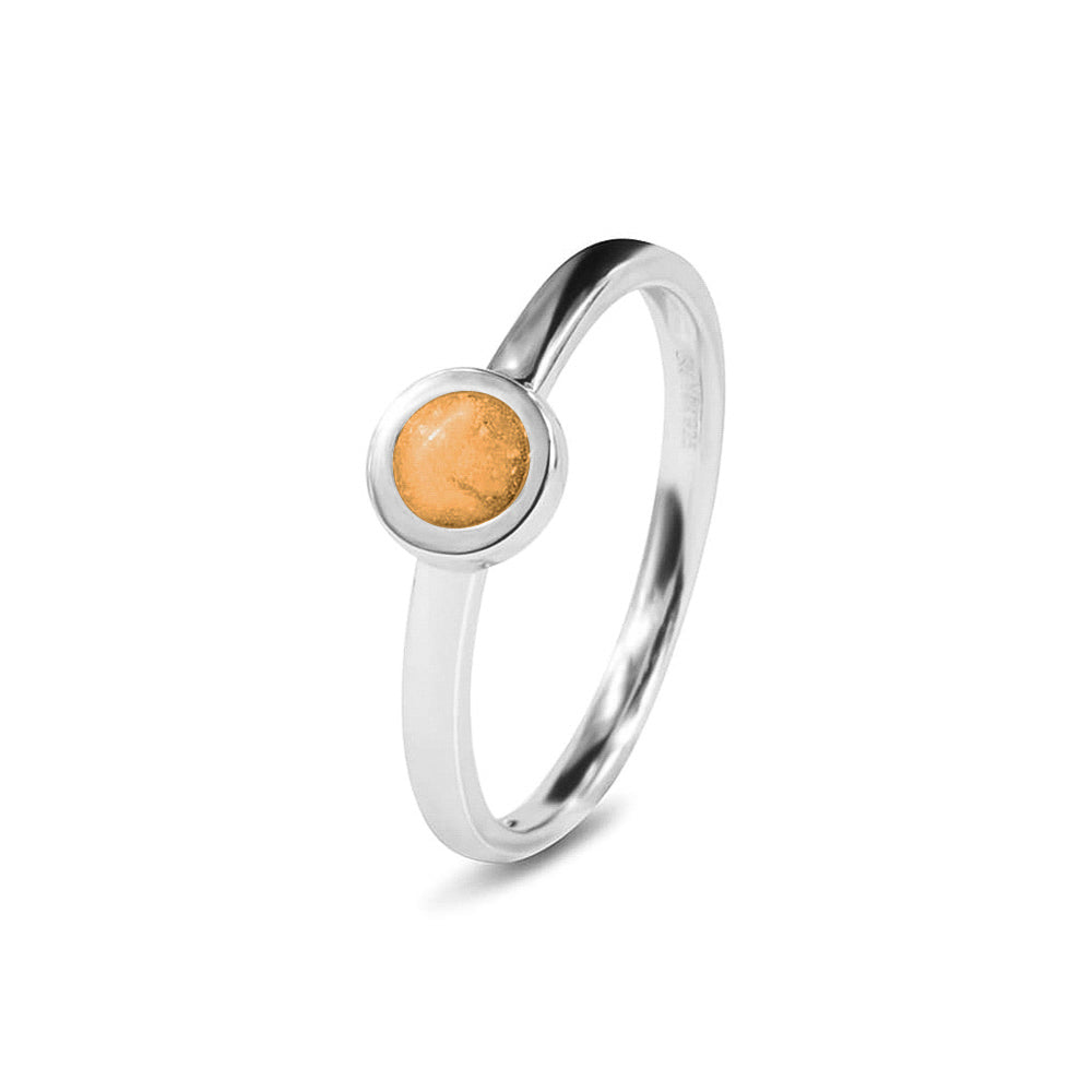 Diameter rondje: 6 mm, Ringband: 2 mm. Gedenksieraad, ring met een rondje er boven op , waar zichtbaar as of haar  in verwerkt wordt. Gold