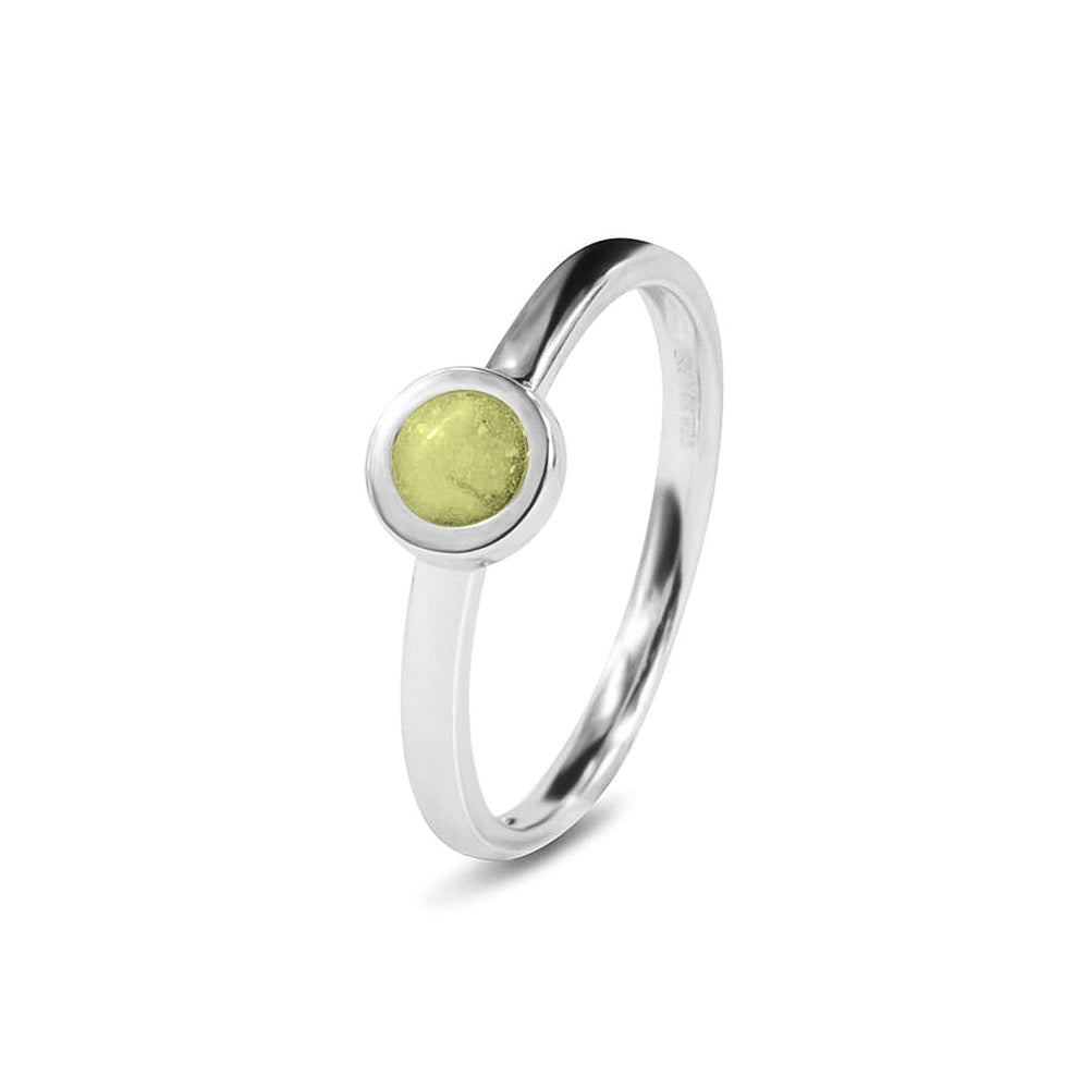 Diameter rondje: 6 mm, Ringband: 2 mm. Gedenksieraad, ring met een rondje er boven op , waar zichtbaar as of haar  in verwerkt wordt. Olive