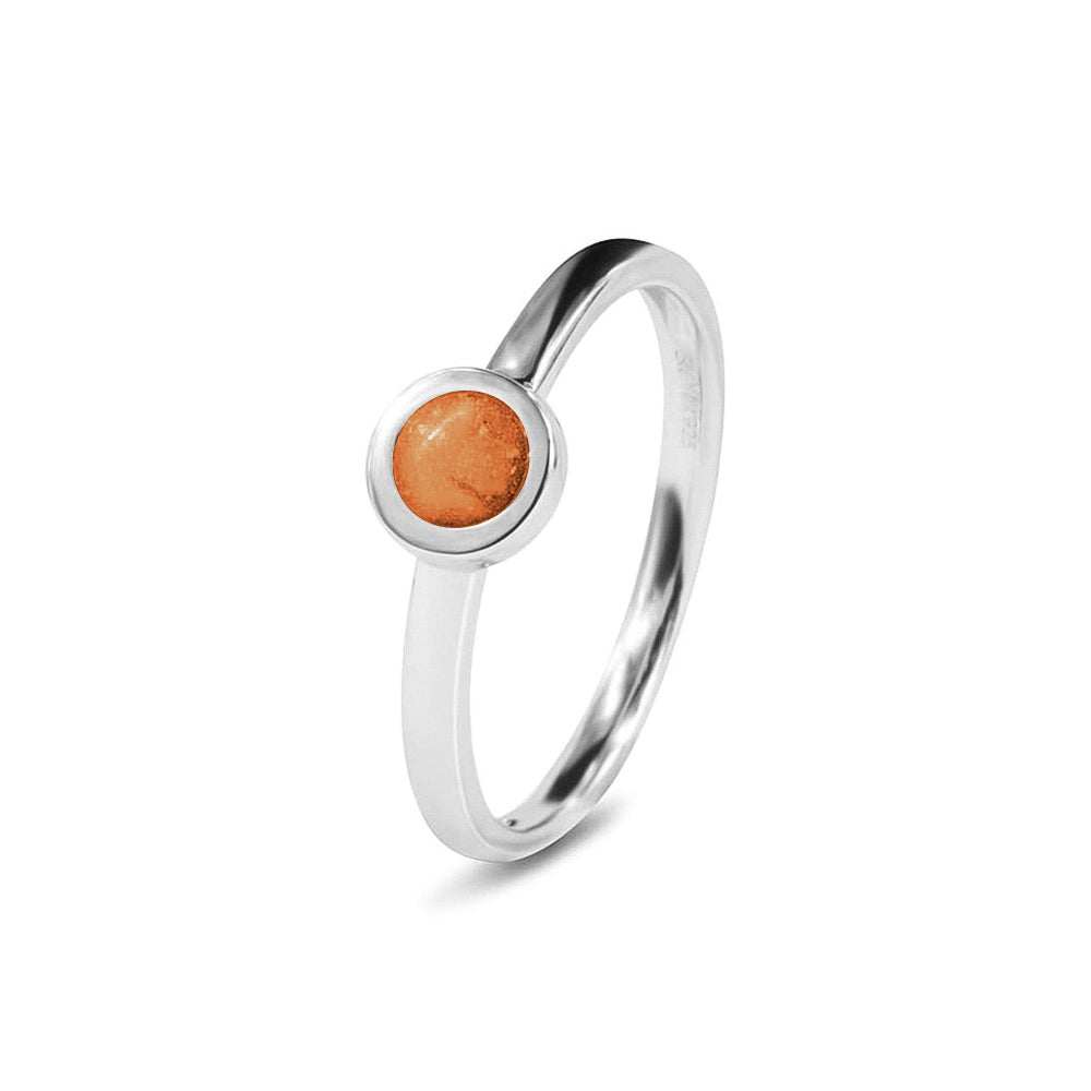 Diameter rondje: 6 mm, Ringband: 2 mm. Gedenksieraad, ring met een rondje er boven op , waar zichtbaar as of haar  in verwerkt wordt. Orange