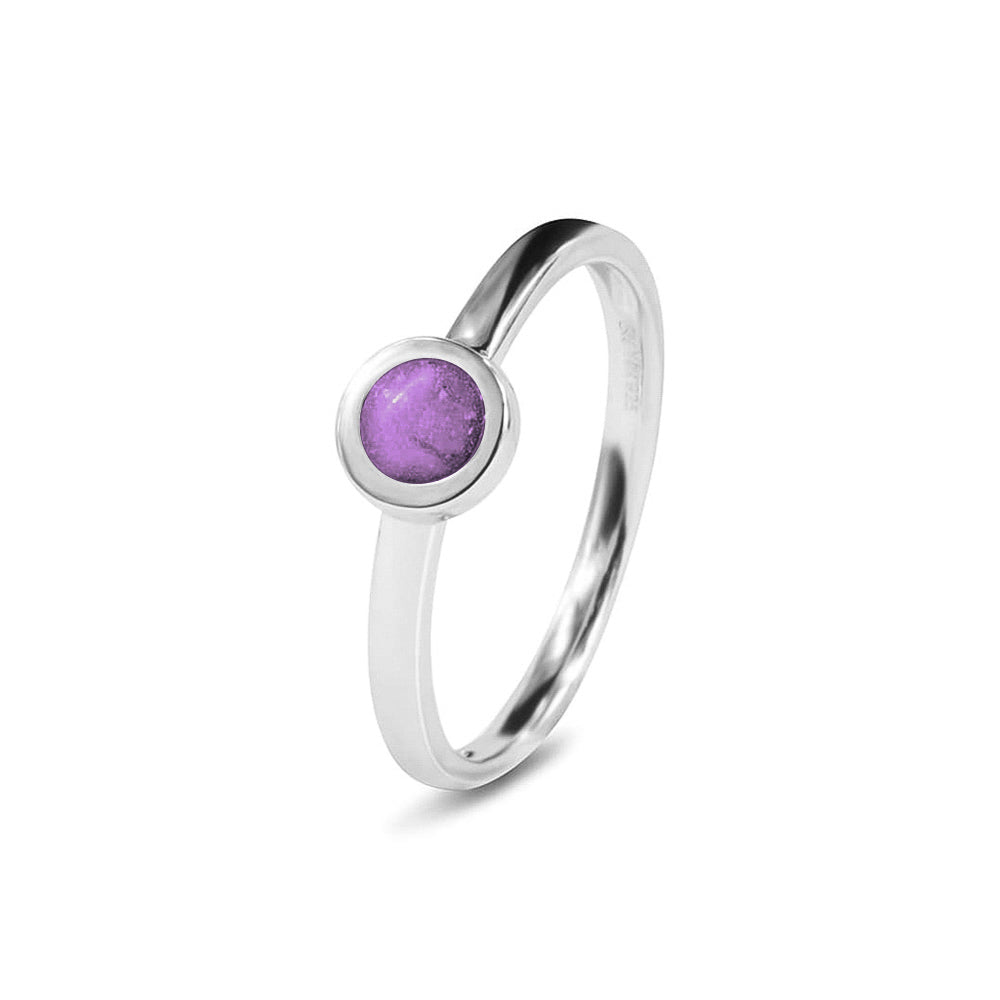 Diameter rondje: 6 mm, Ringband: 2 mm. Gedenksieraad, ring met een rondje er boven op , waar zichtbaar as of haar  in verwerkt wordt. Purple