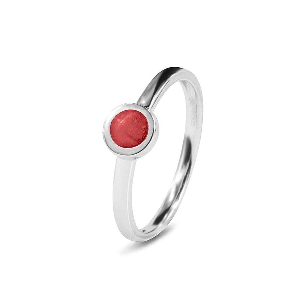 Diameter rondje: 6 mm, Ringband: 2 mm. Gedenksieraad, ring met een rondje er boven op , waar zichtbaar as of haar  in verwerkt wordt. Red