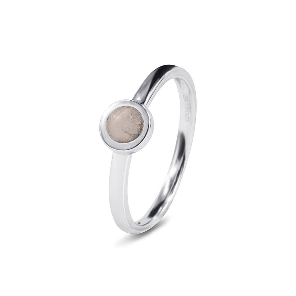 Diameter rondje: 6 mm, Ringband: 2 mm. Gedenksieraad, ring met een rondje er boven op , waar zichtbaar as of haar  in verwerkt wordt. Silver