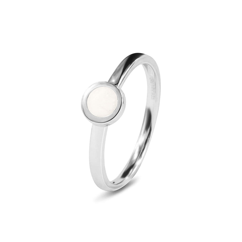 Diameter rondje: 6 mm, Ringband: 2 mm. Gedenksieraad, ring met een rondje er boven op , waar zichtbaar as of haar  in verwerkt wordt. White