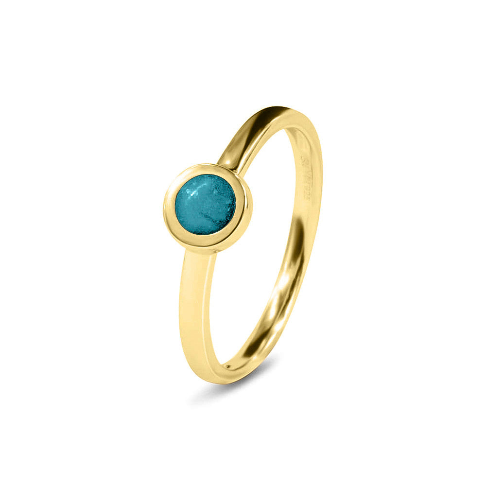 Diameter rondje: 6 mm, Ringband: 2 mm. Gedenksieraad, ring met een rondje er boven op , waar zichtbaar as of haar  in verwerkt wordt. Turquoise