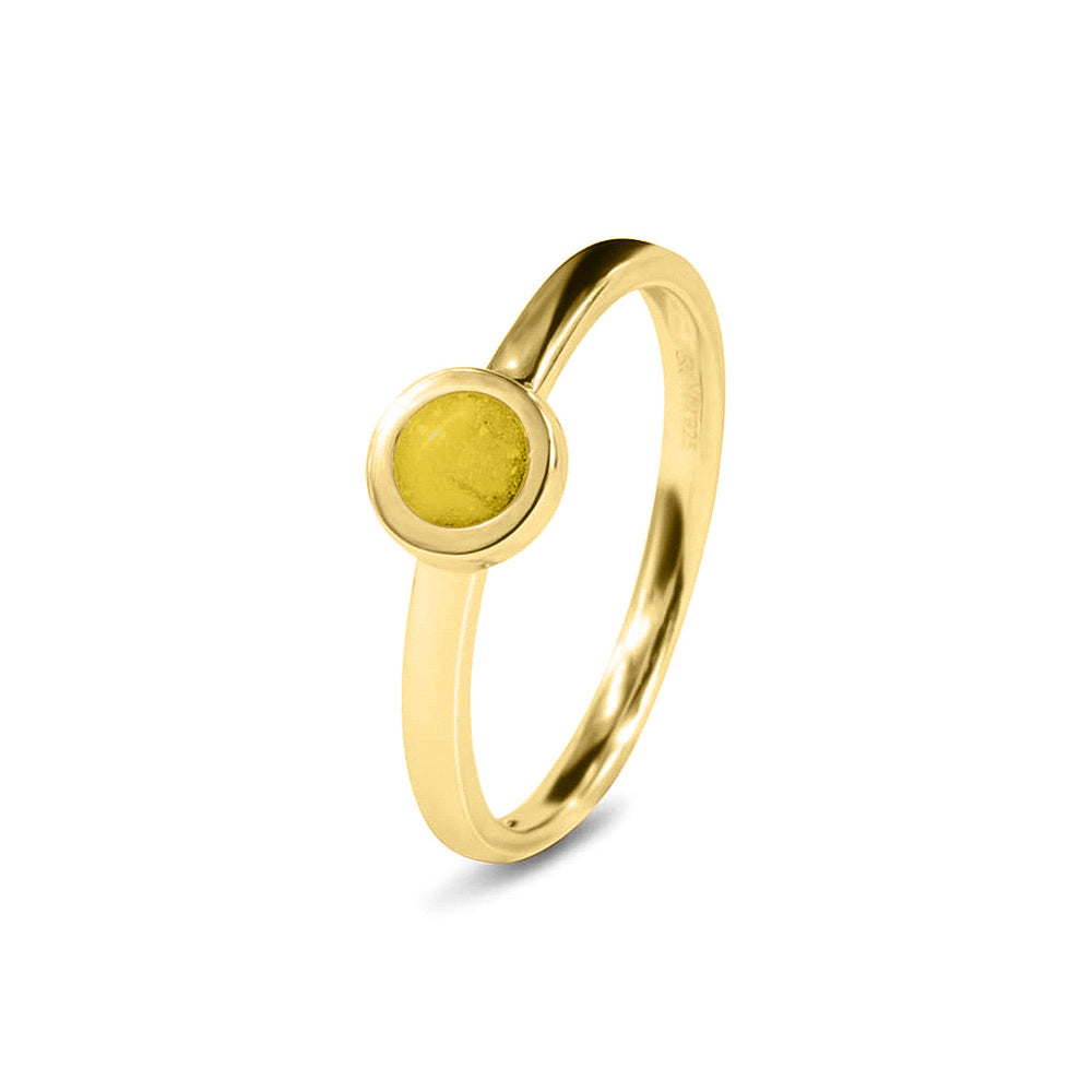 Diameter rondje: 6 mm, Ringband: 2 mm. Gedenksieraad, ring met een rondje er boven op , waar zichtbaar as of haar  in verwerkt wordt. Yellow