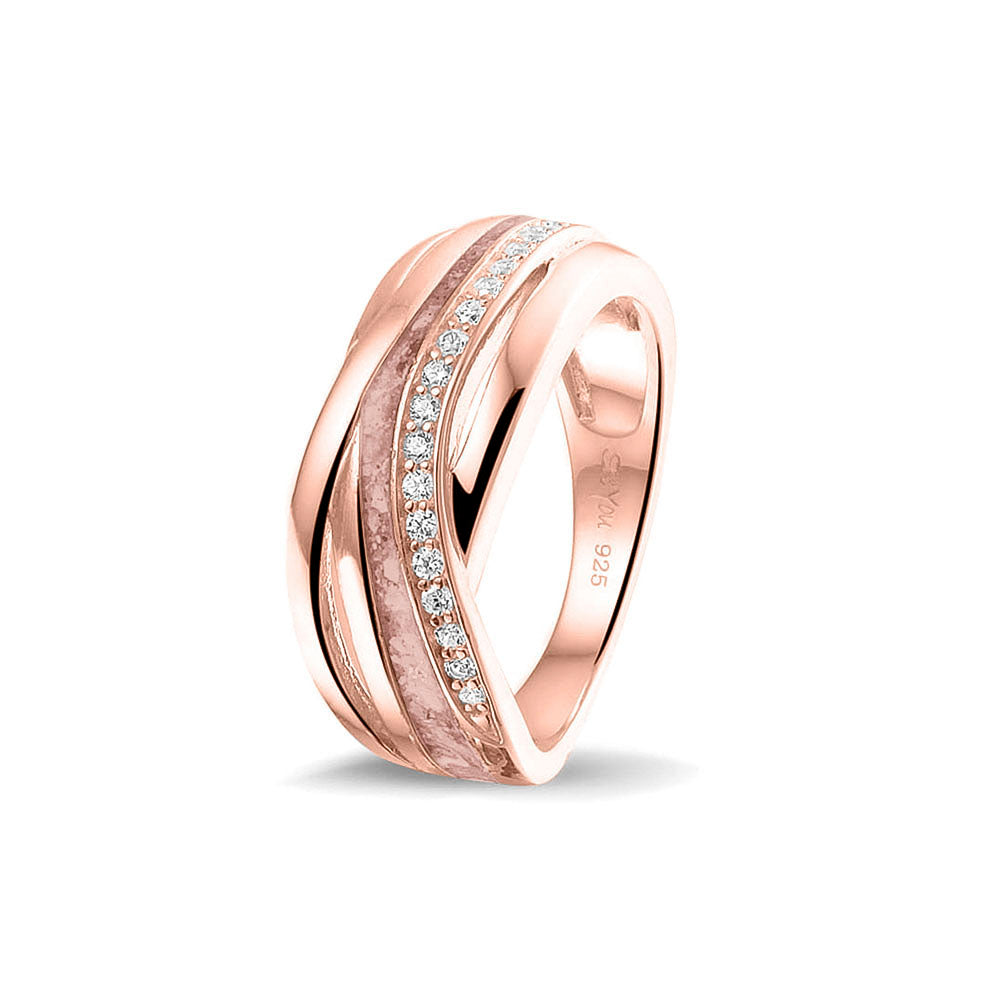 Gedenksieraad, creatieve ring 8 mm waar aan de bovenzijde zichtbaar as of haar verwerkt wordt in een deel van de ringband, een andere band is gezet met zirkonia's of diamanten naar keuze. Blush
